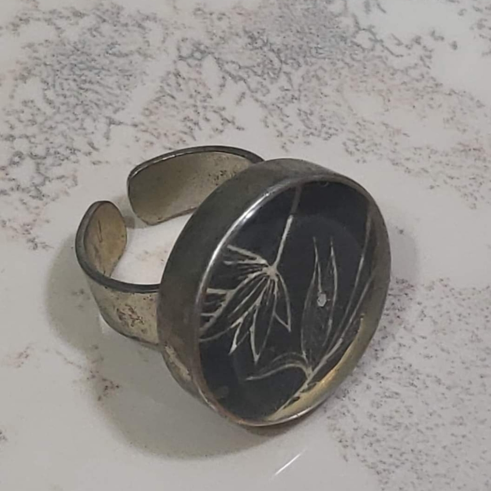 Ring with leaf design
